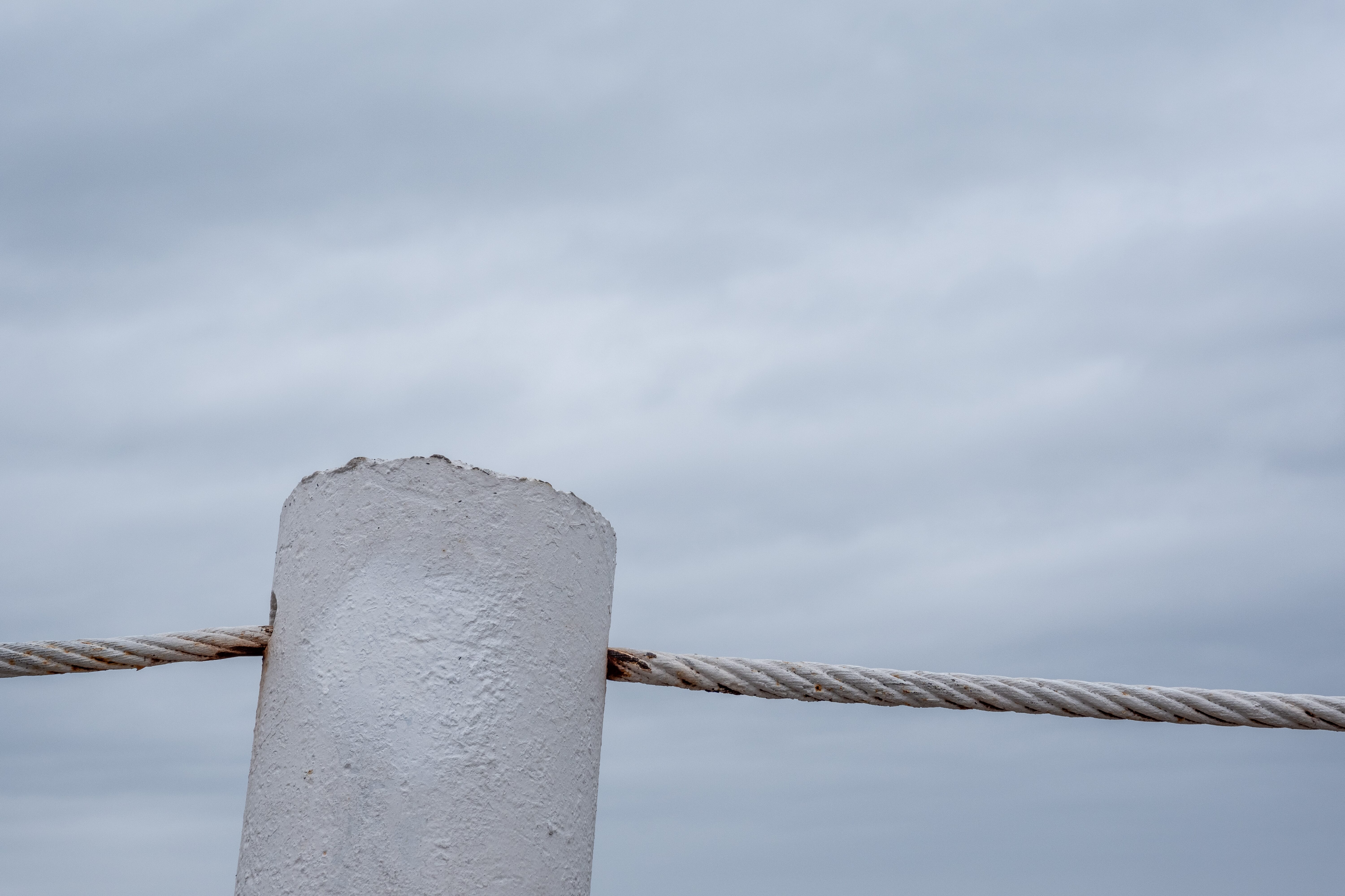 Sample Fujifilm X-T100 of a pillar against the sky