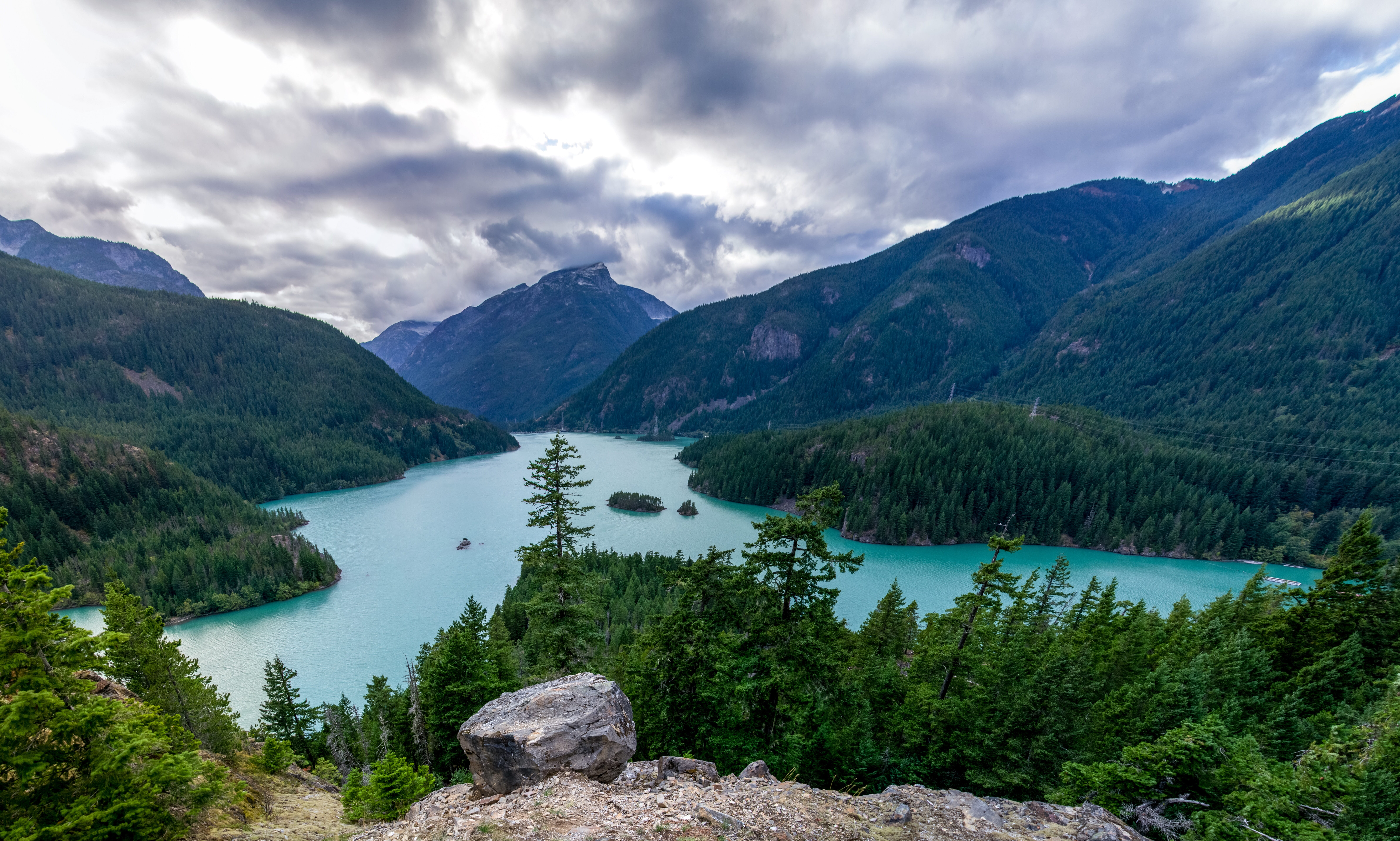 A tripod and a remote shutter release ensure perfect sharpness during HDR photography.