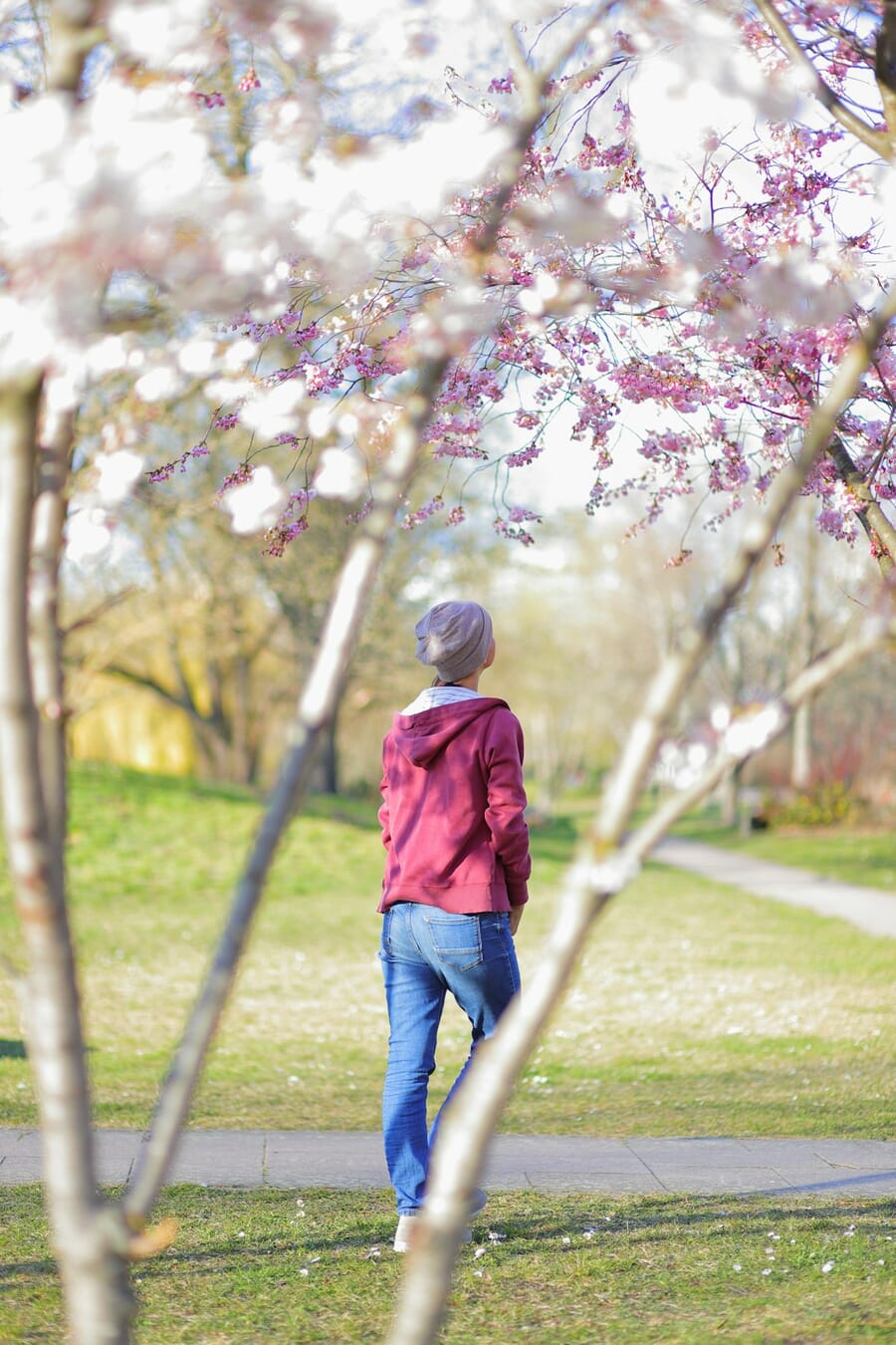 Outdoor portrait with natural diagonal elements in a park setting