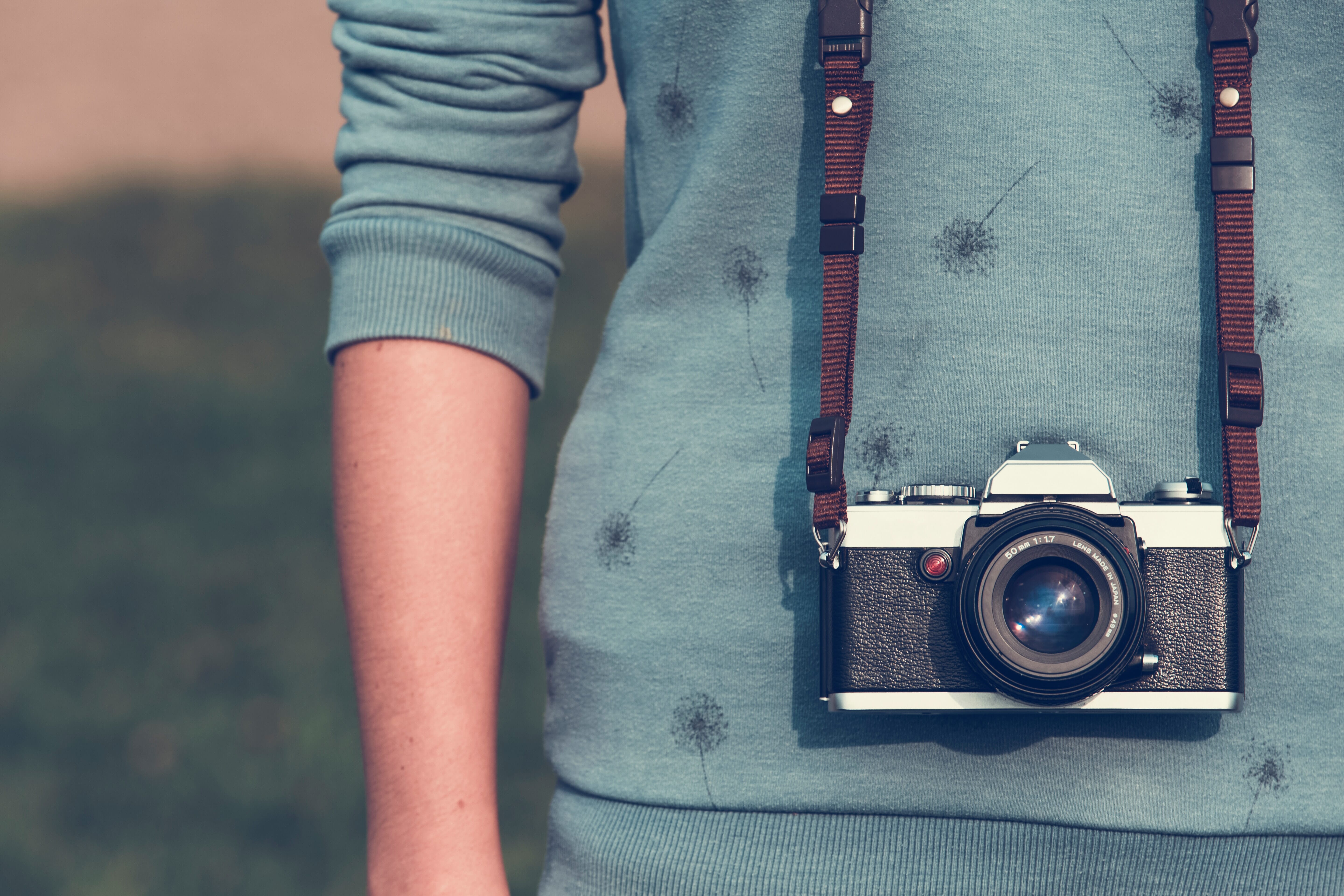 how to carry a camera without a bag 33