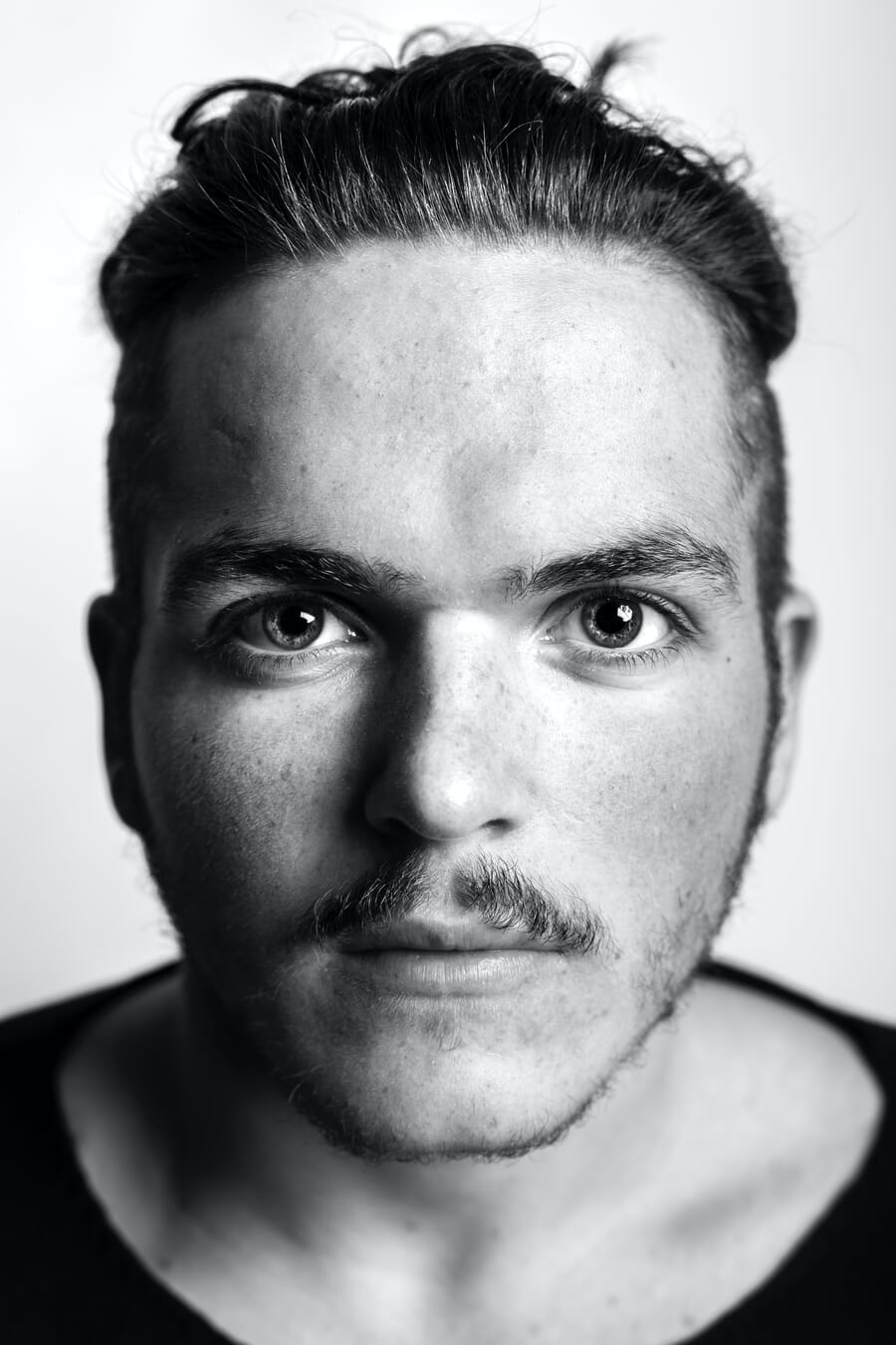 Portrait demonstrating loop lighting with small nose shadow