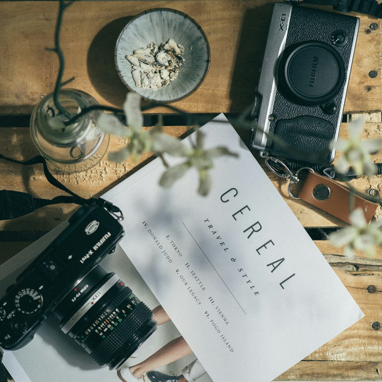 A still life of flowers and objects lit by soft, even studio light — the kind of controlled lighting manual mode handles best, shot at f/4.0 · 1/400 · ISO 640