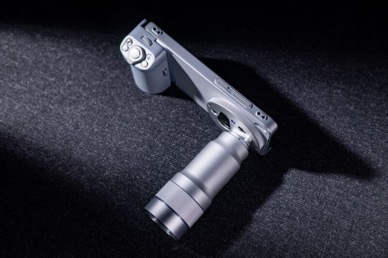 Vivo X300 Ultra with 400mm ZEISS teleconverter lens on dark background