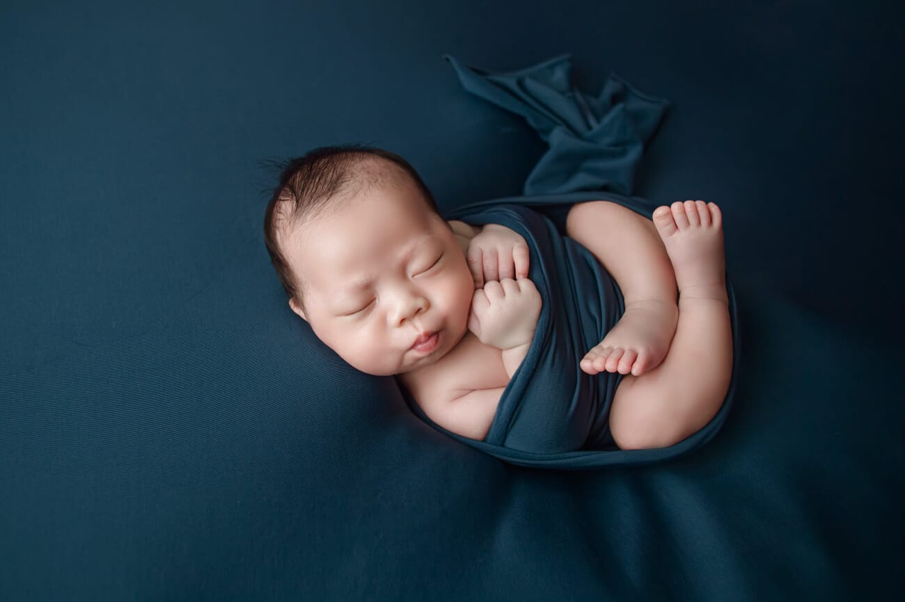 Newborn photoshoot idea at home: Monochromatic Fabrics