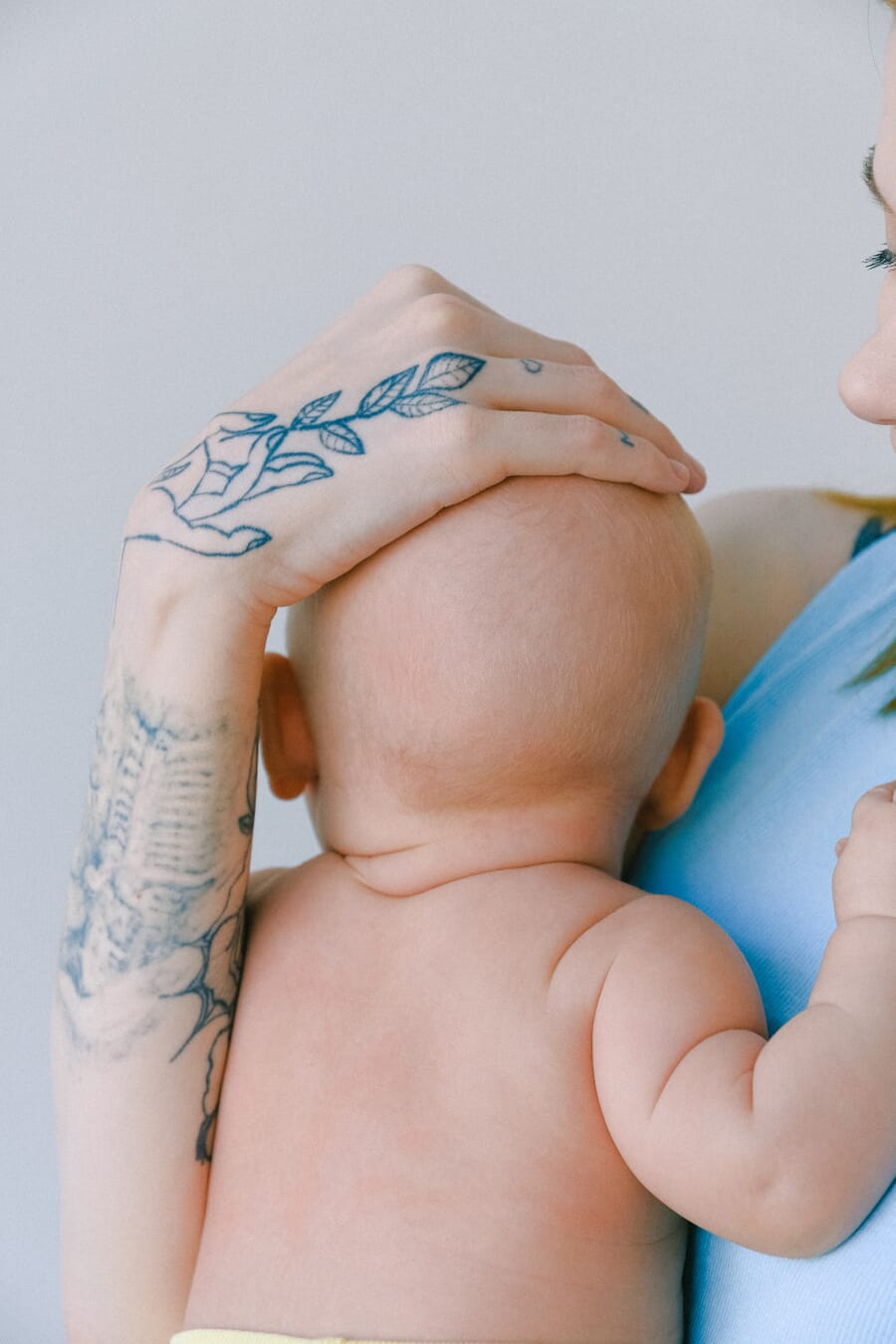 Newborn photoshoot idea at home: Resting on the Shoulder