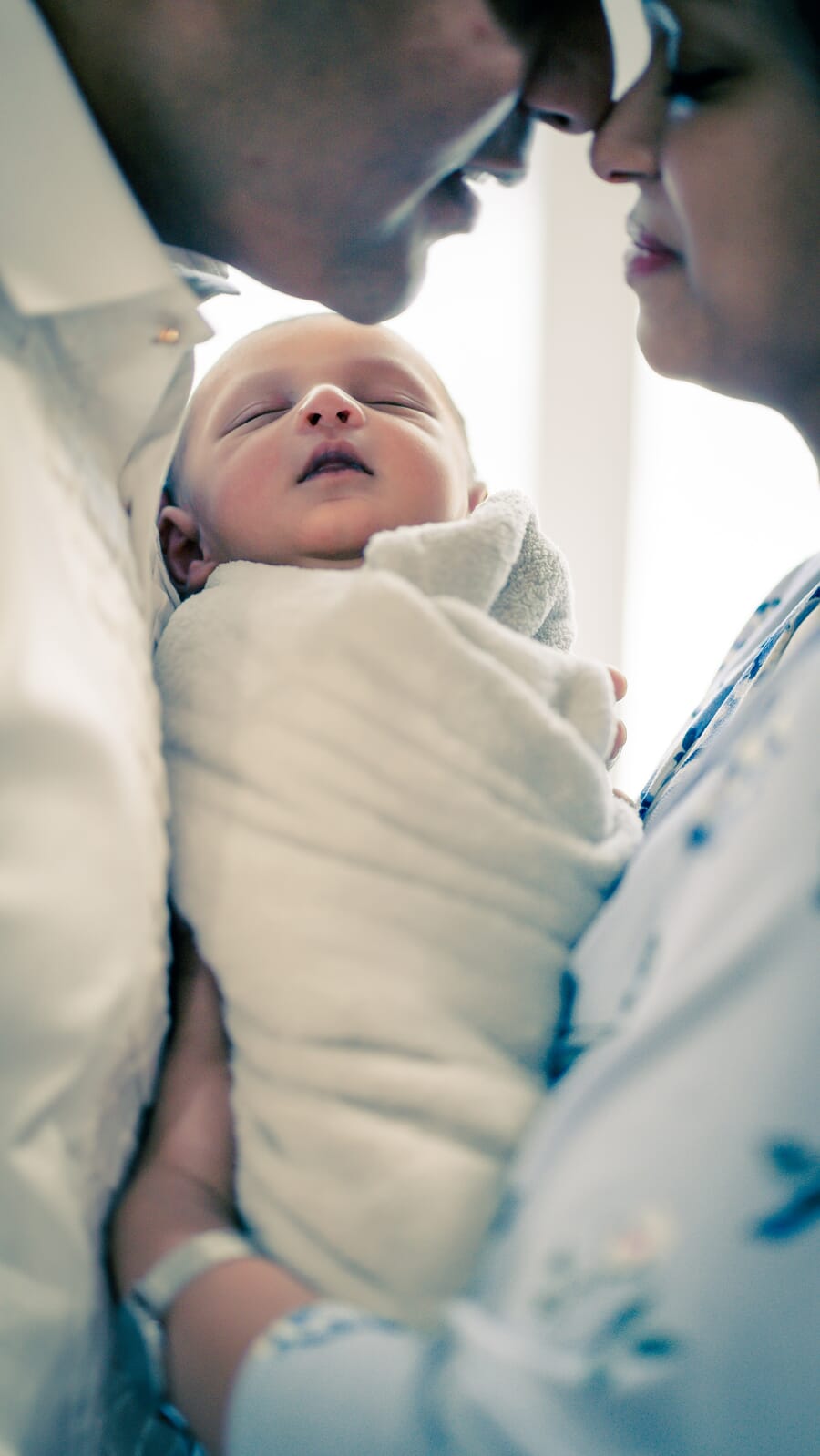 Newborn photoshoot idea at home: The Triangle