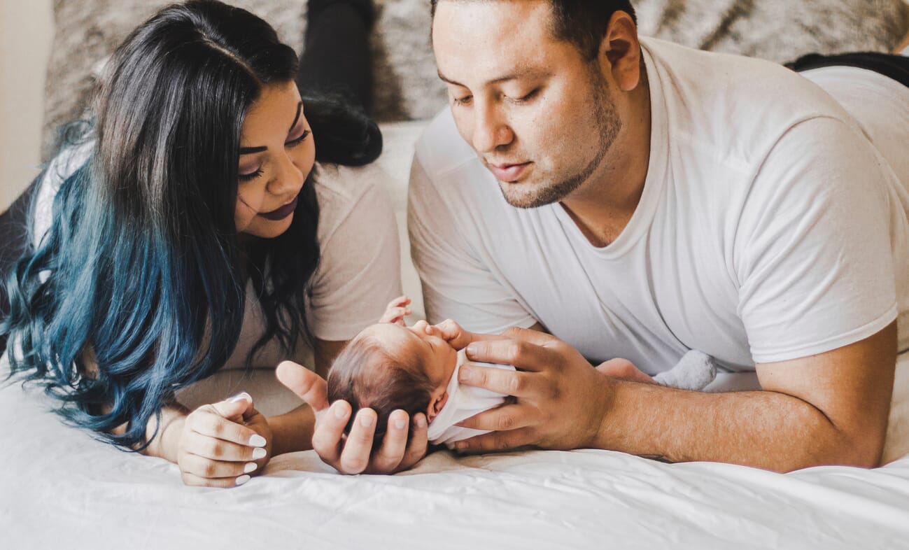 Newborn photoshoot idea at home: With Family