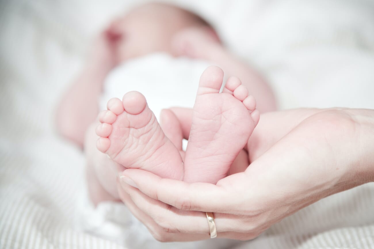 Newborn photoshoot idea at home: All the Little Things