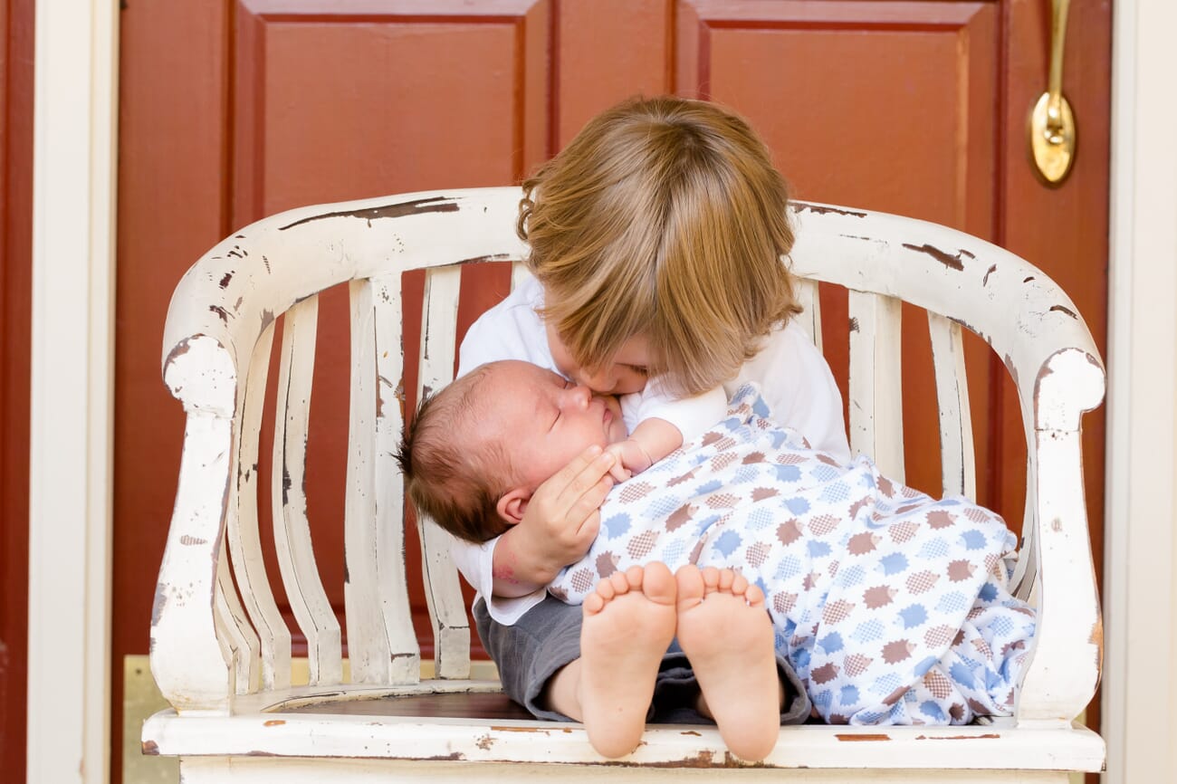 Newborn photoshoot idea at home: With a Sibling