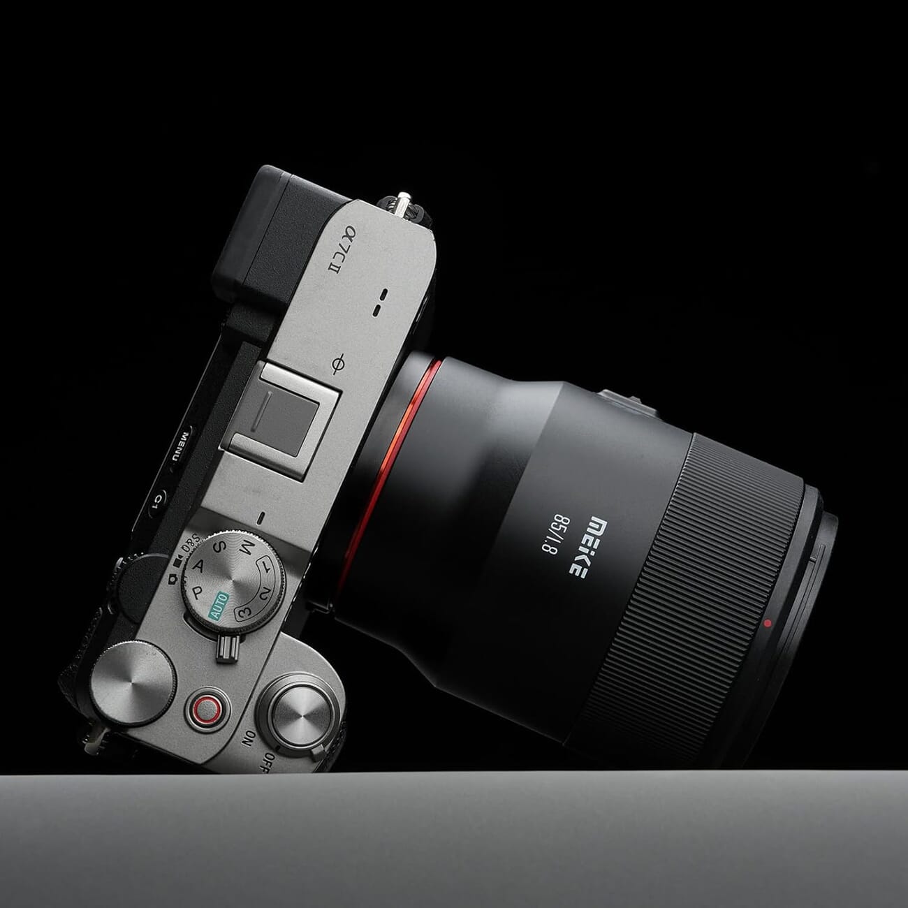 Meike AF 85mm f/1.8 portrait prime lens detail showing the focal length markings and aperture engraving