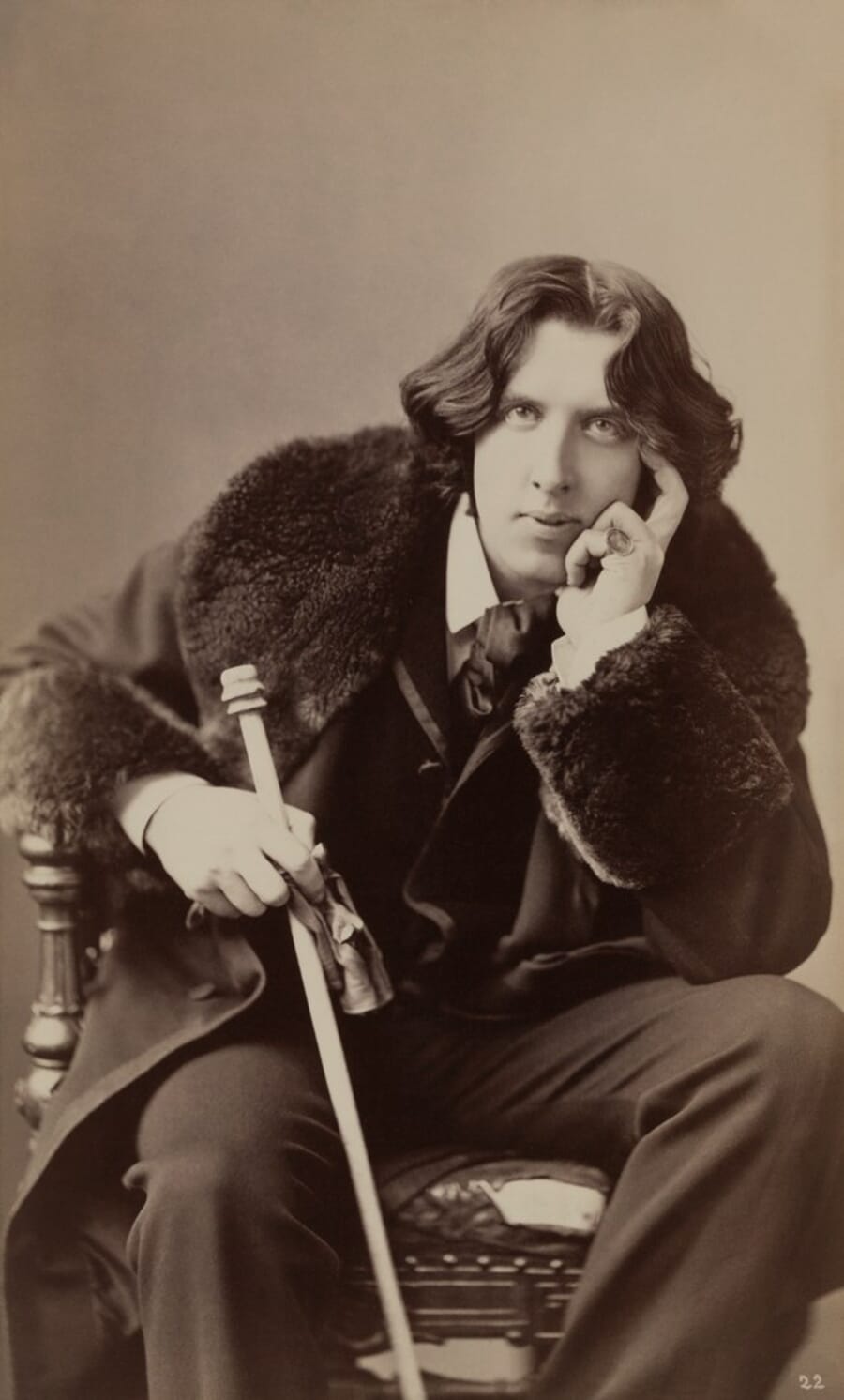 Napoleon Sarony's 1882 studio portrait of Oscar Wilde, seated.