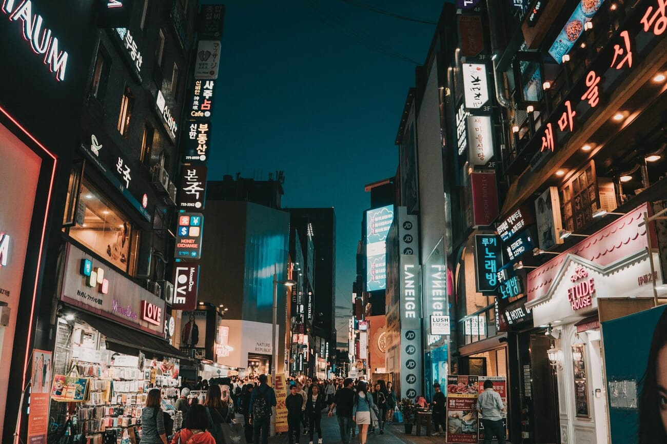 Neon-lit alleyway at night in Seoul with bright signs against deep shadows, the kind of high-contrast scene LOFIC sensors are built for