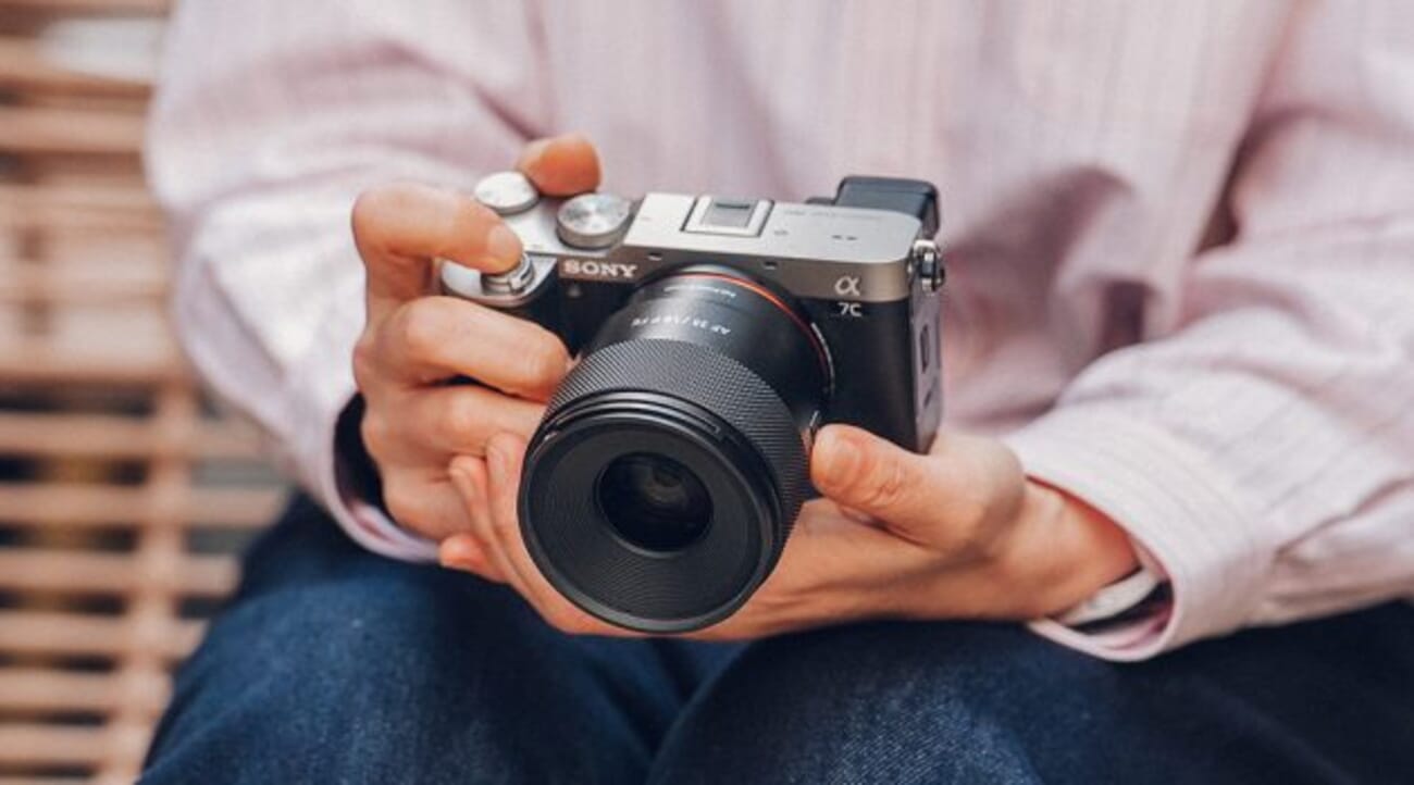 LK Samyang AF 35mm F1.8 P FE lens showing compact design