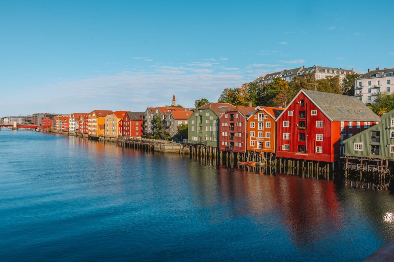 Vibrant waterfront cityscape shot on Canon EOS R7 at 18mm