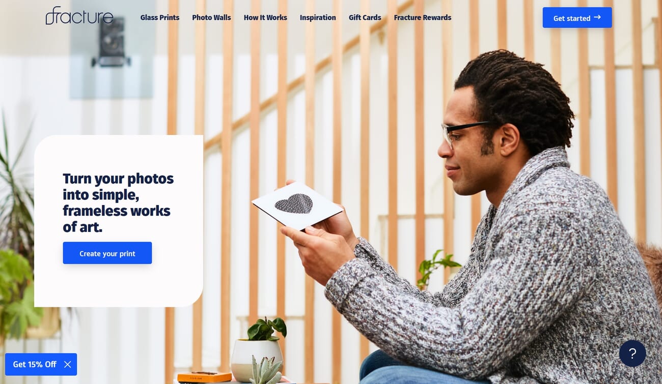 The Fracture home page showing a man holding a glass print.