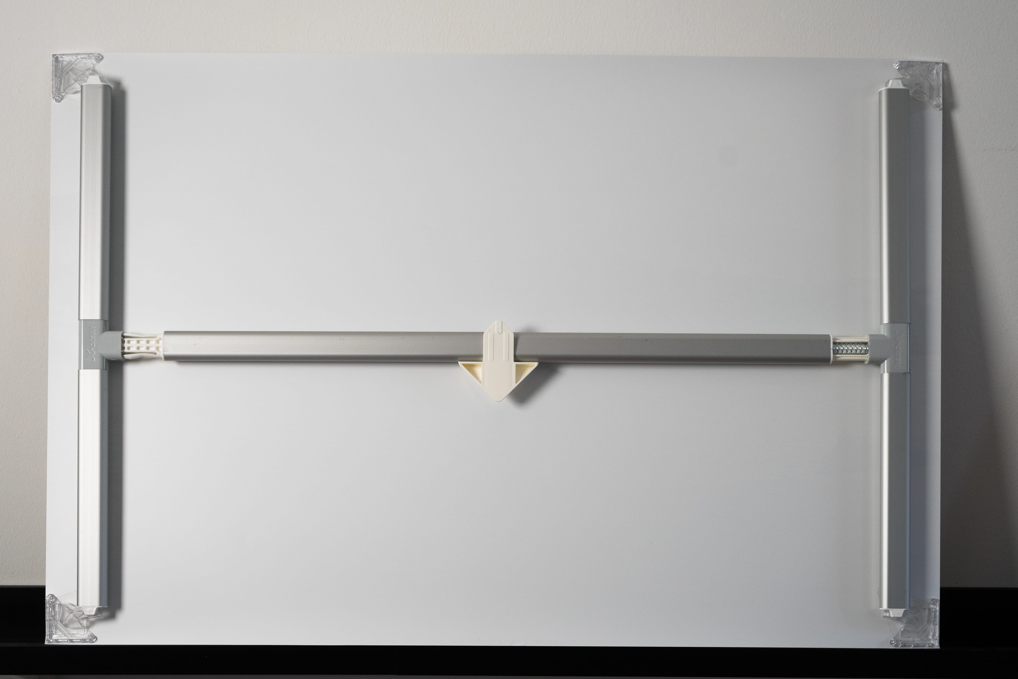 The Xpozer frame: a support structure of light weight aluminium that stretches the photo print