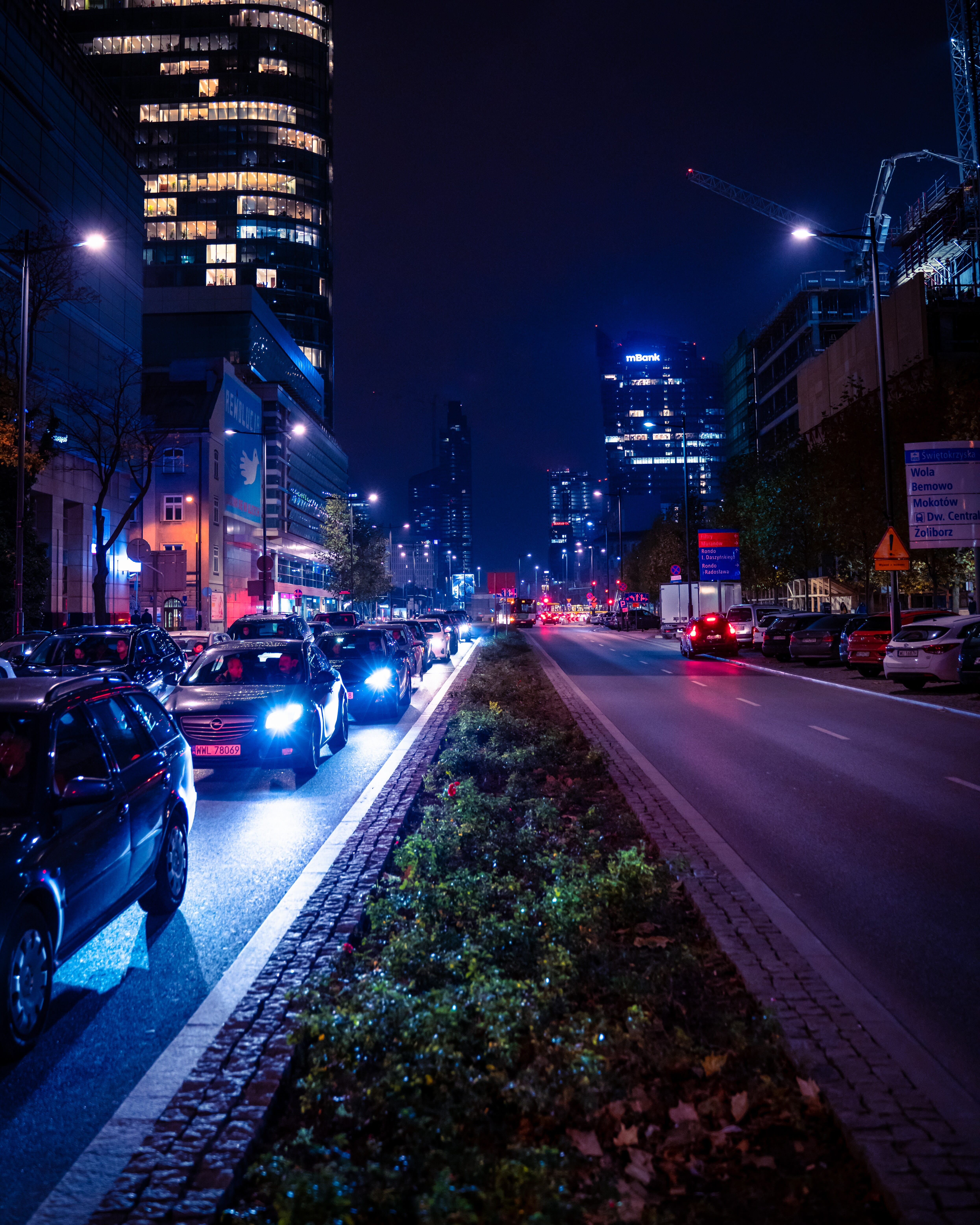 Manual focusing on a busy city at night