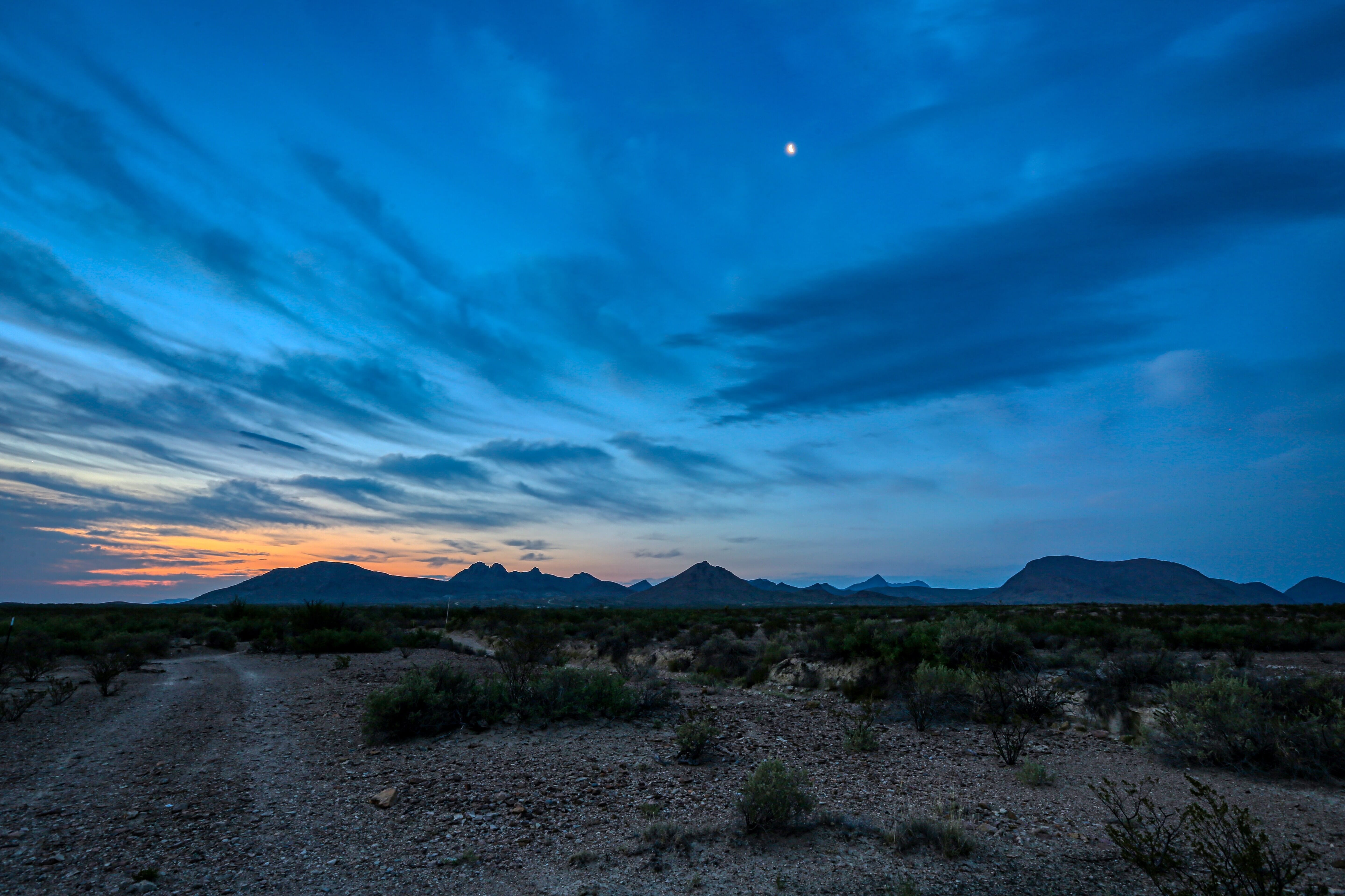 Blue Hour Photography: A Comprehensive Guide (With 7 Tips) In 2021