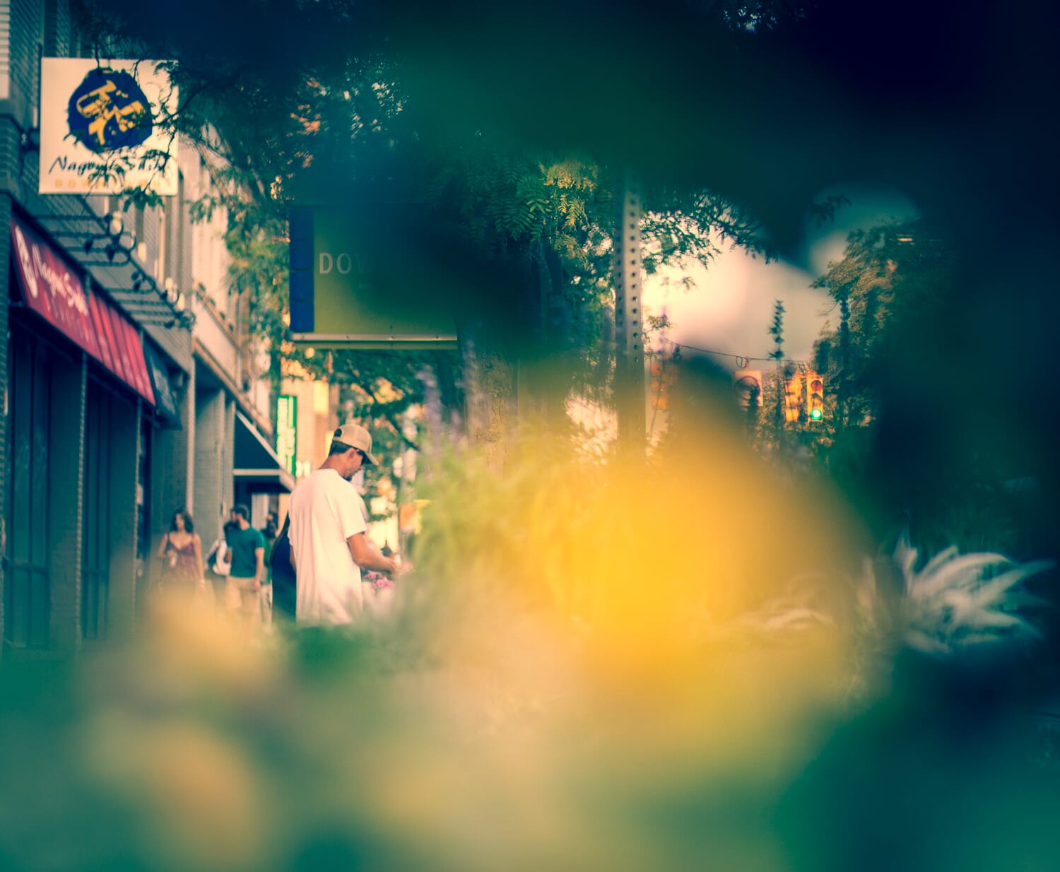 forground bokeh in street photo