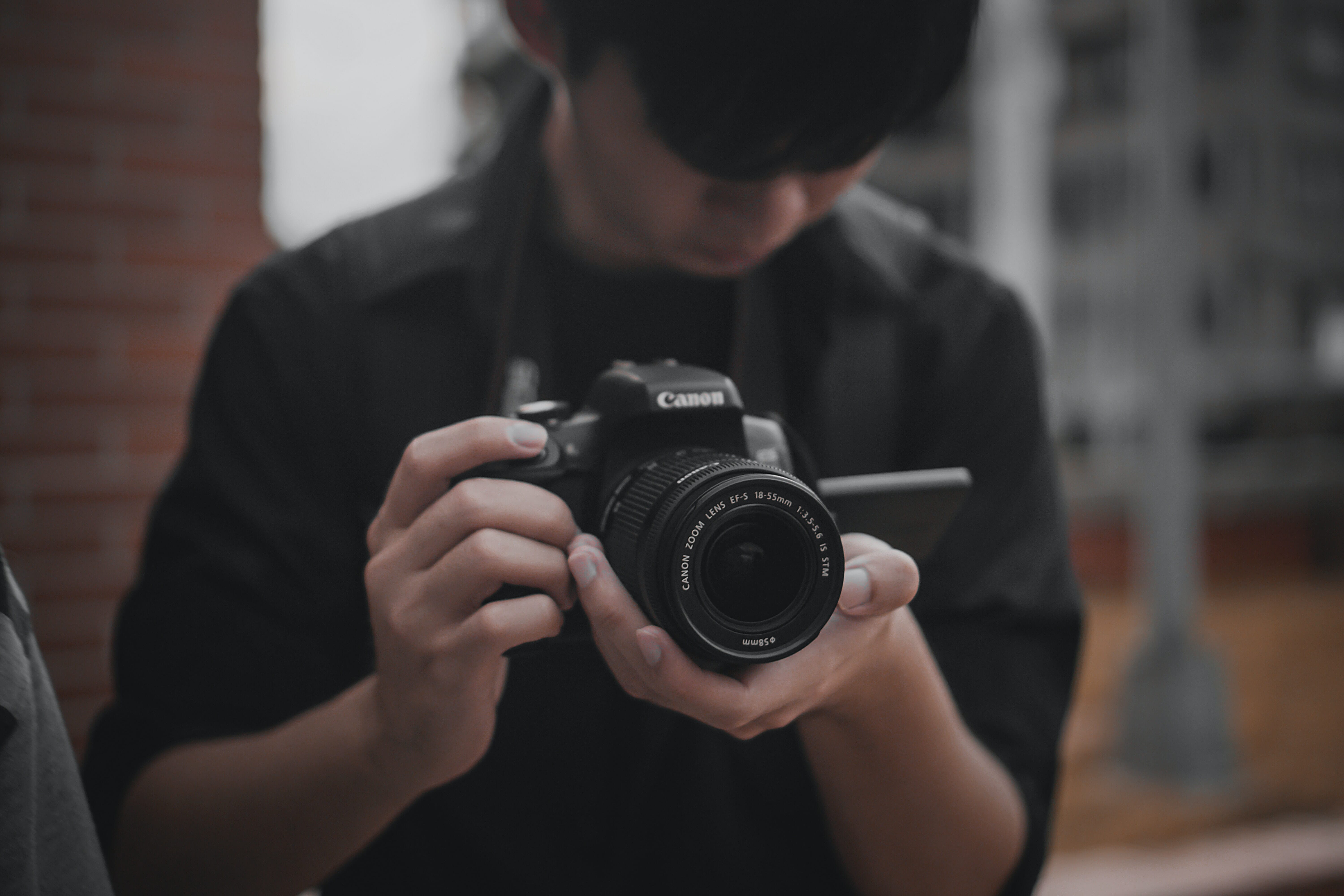 become a second shooter to become a wedding photographer