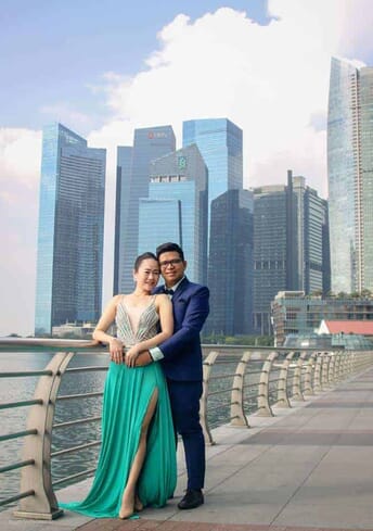 couple picture with Singapore buildings as their background