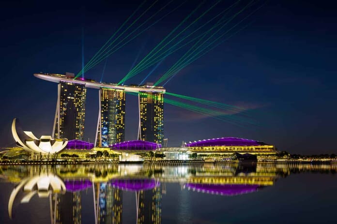 A must see photo spot in Singapore: laser show at the marina bay waterfront