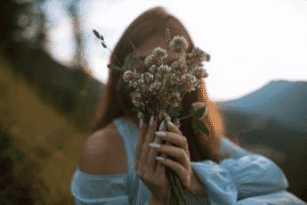 best apps to blur background of photos woman smelling bouquet