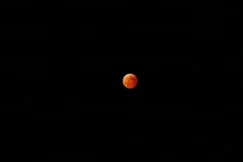 Total lunar eclipse showing the blood moon in March 2026