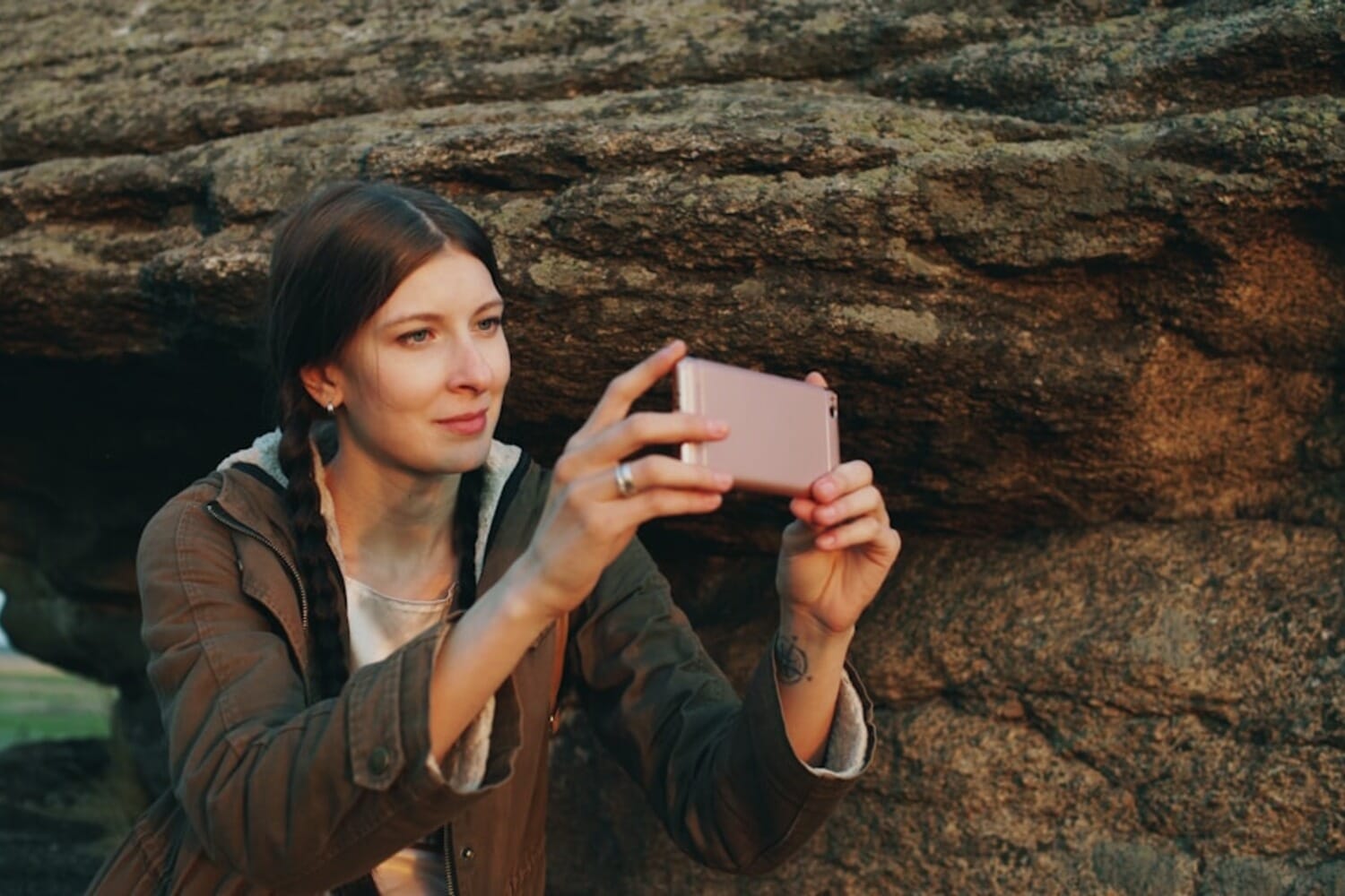 Tourist photographing landscape with smartphone - Capture It All course review