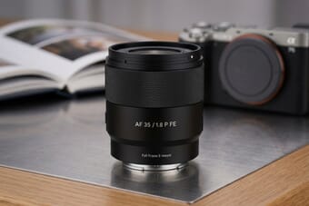 LK Samyang AF 35mm F1.8 P FE Prima lens close-up product shot
